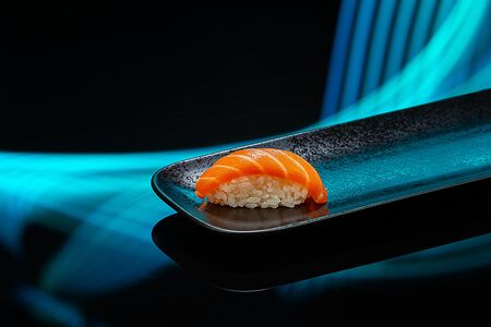 Суши с лососем