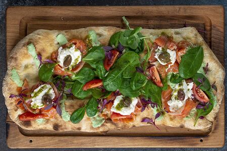 Римская пицца Лосось со страчателлой и шпинатом