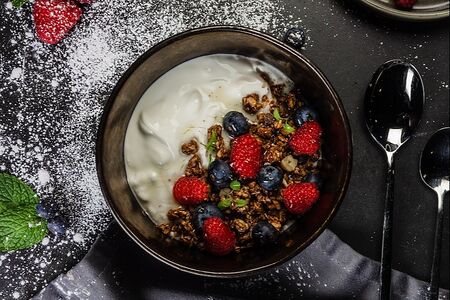 Йогурт с гранолой и свежими ягодами