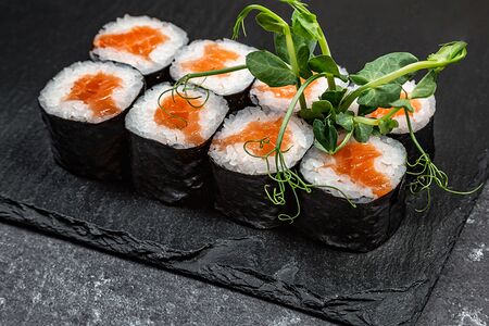 Маки с лососем