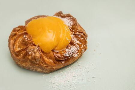 Веньзель слоеный с персиком