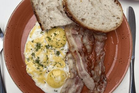 Яичница с жареным беконом и сыром