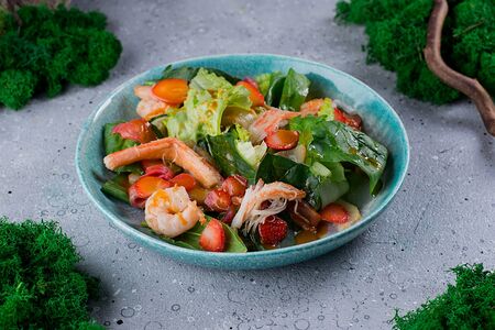 Краб, гравлакс из лосося, креветки, клубника, листья салата