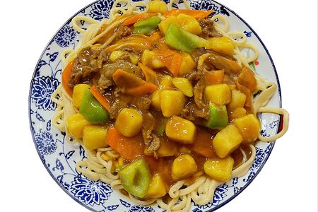 Отварная лапша с говядиной и картофелем