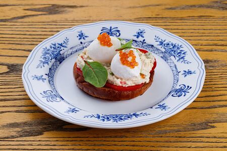 Яйца Бенедикт с крабом и томатами