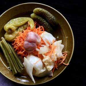 Ассорти из маринованных овощей