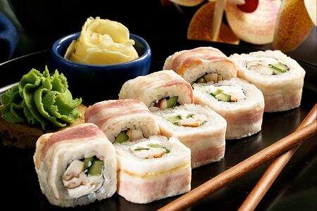 Ролл в беконе