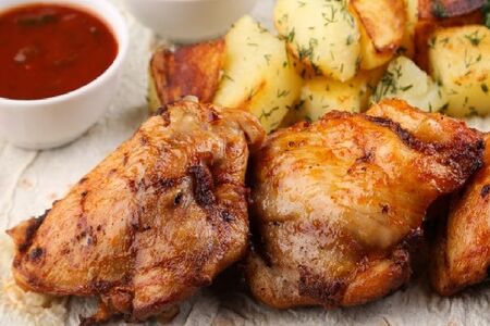 Филе бедра курицы с картошкой на мангале