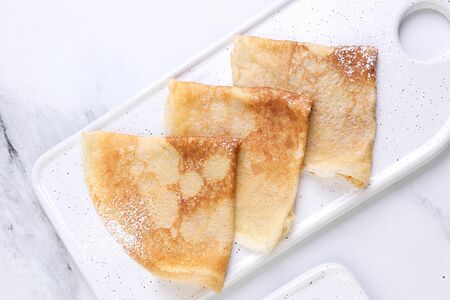 Кружевные блинчики со сметаной, рикоттой и малиновым соусом