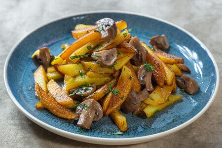 Картофель жареный с грибами