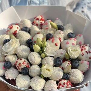 Букет с клубникой в шоколаде, с цветами эустома