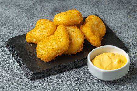 Наггетсы и сырный соус
