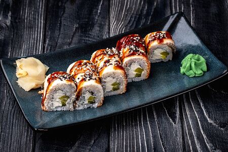 Ролл с угрем и такуаном