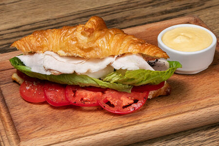 Круассан с ветчиной из индейки и моцареллой