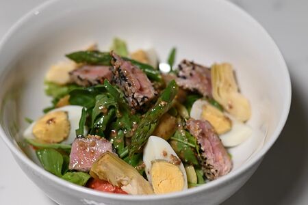 Нисуаз со спаржей, картофелем и перепелиным яйцом