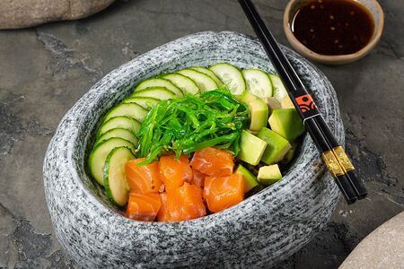 Поке с лососем и рисом