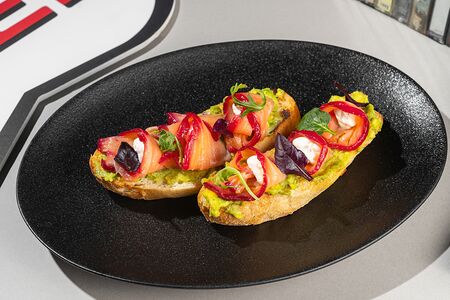 Брускетта с лососем