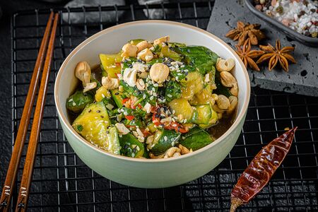 Битые огурцы с орехами кешью