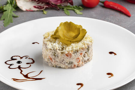 Салат Оливье с говядиной