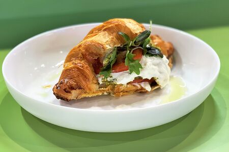 Круассан с куриной грудкой