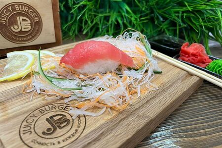 Суши с тунцом