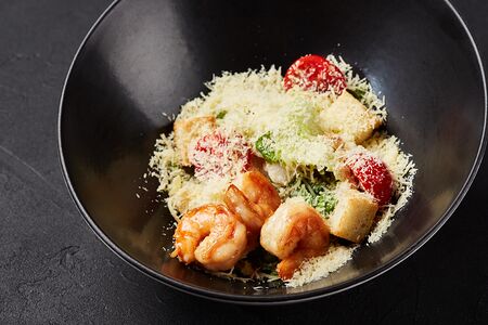 Цезарь с тигровыми креветками