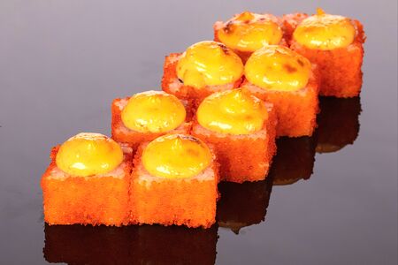 Запеченный ролл с гребешком и лососем