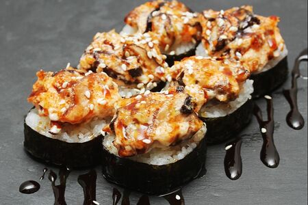 Запеченный ролл с грибами шиитаке