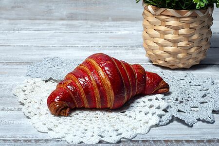 Круассан с вишней