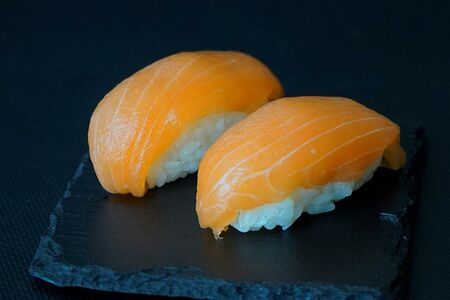 Суши с лососем