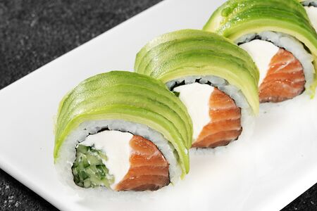 Ролл в авокадо