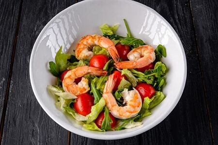 Салат с руколой и креветками