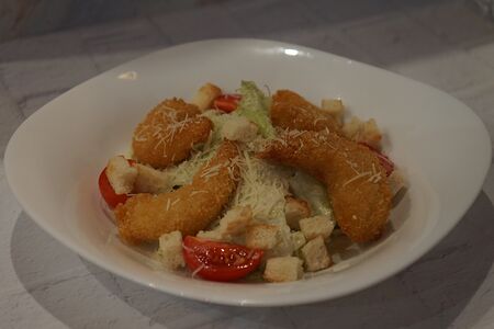 Салат Цезарь с креветками