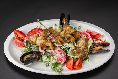 Салат с черноморскими рапанами и мидиями