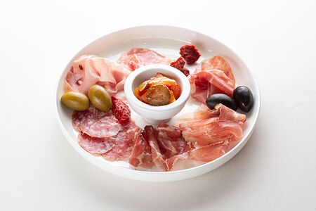 Колбасы, прошутто, салями, оливки