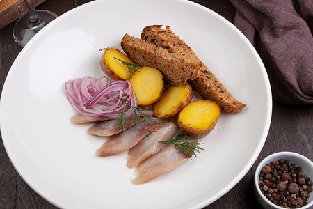 Филе сельди слабого соления с молодым картофелем