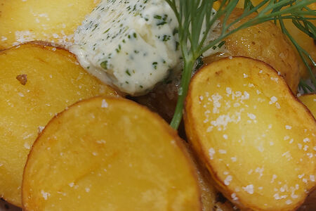 Картофель черри с зелёным маслом