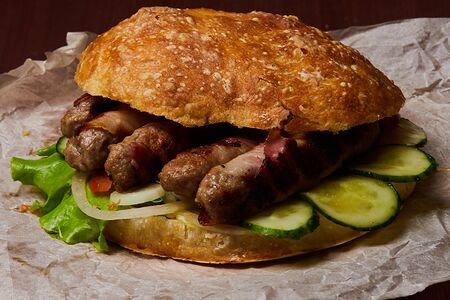 Бургер с чевапчичи в беконе