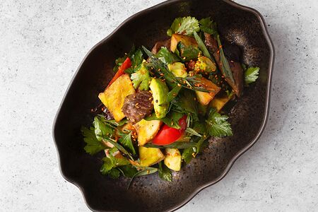 Салат с телятиной и хрустящими баклажанами