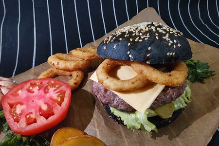 Черный бургер с говядиной