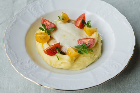 Куриная грудка запеченная под сыром с картофельным пюре