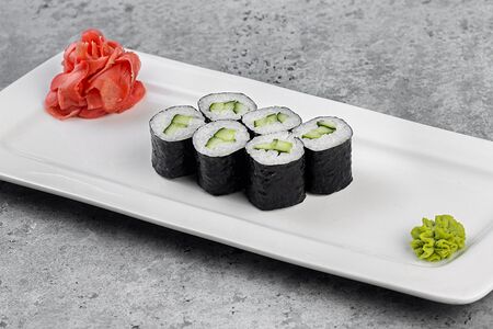 Ролл классический с огурцом