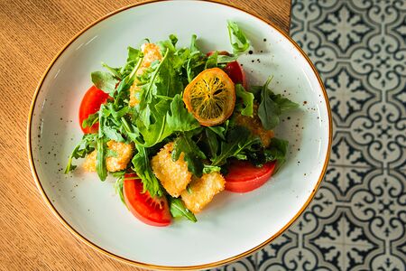 Салат с жаренной моцареллой и рукколой 