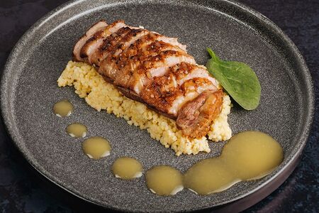 Утка медиум на подушке из пшена с апельсиновым соусом