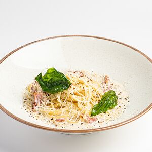 Паста Карбонара с луковыми чипсами