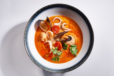 Том ям с морепродуктами