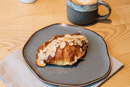 Миндальный круассан