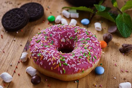 Донат малиновый