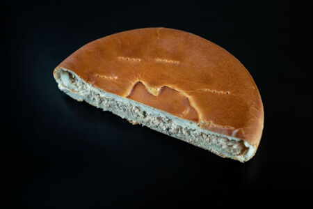 Половина пирога с красной рыбой