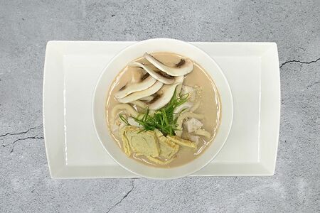 Сливочный рамен с курицей и шампиньонами